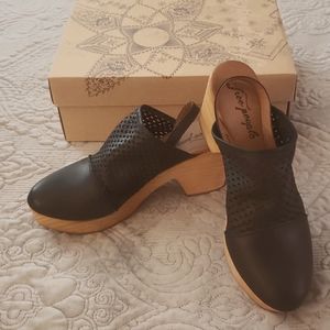 Free People Logan Clog in black leather NWT.